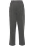 pantalones de chándal ajustados y recortados